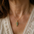 Collar con colgante de caballito de mar dorado con turquesa