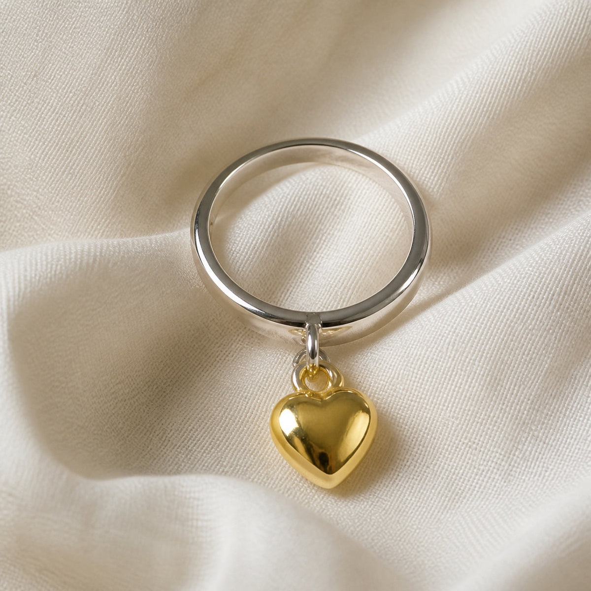 Anillo de plata con corazón colgante