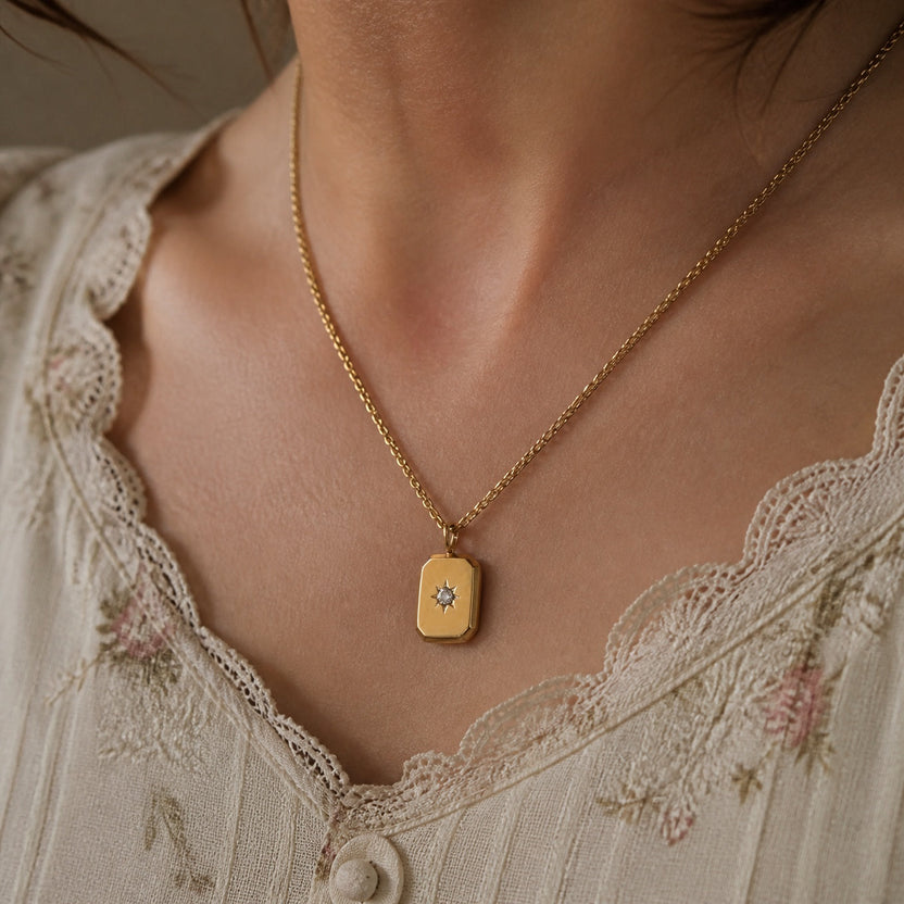 Collar radiante de cadena dorada con estrella