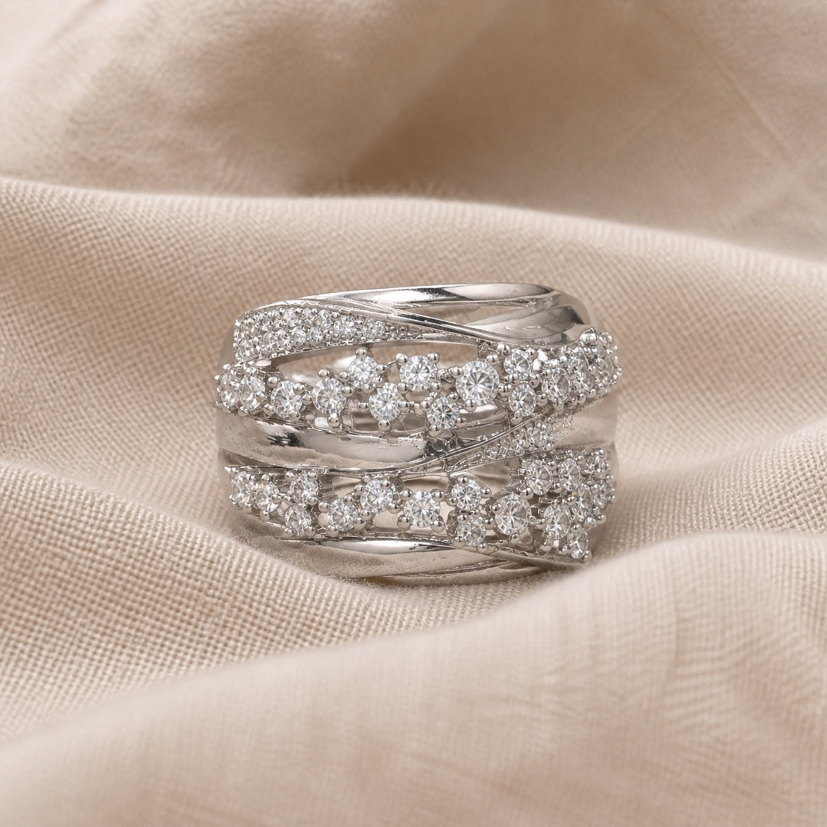 Anillo de capas con cristales de lujo