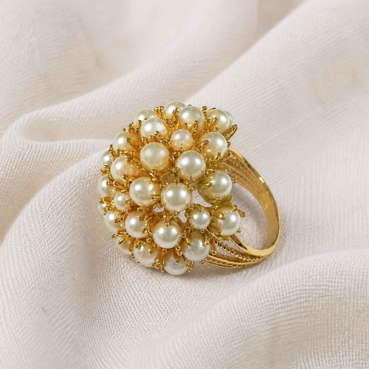 Anillo hecho a mano con incrustaciones de perlas