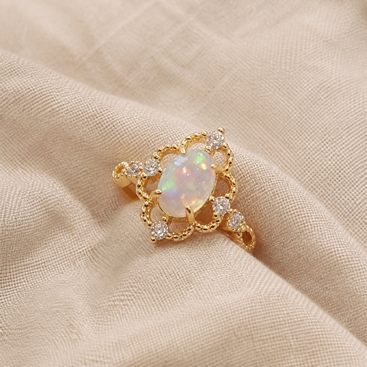 Anillo vintage de ópalo con halo dorado