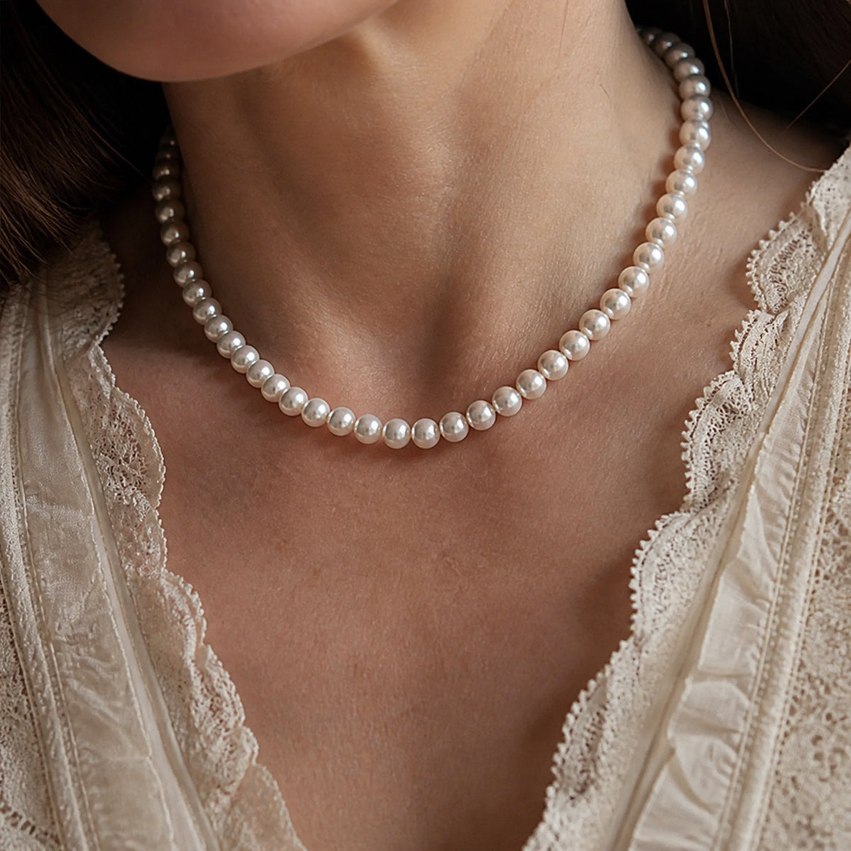 Collar clásico de perlas blancas
