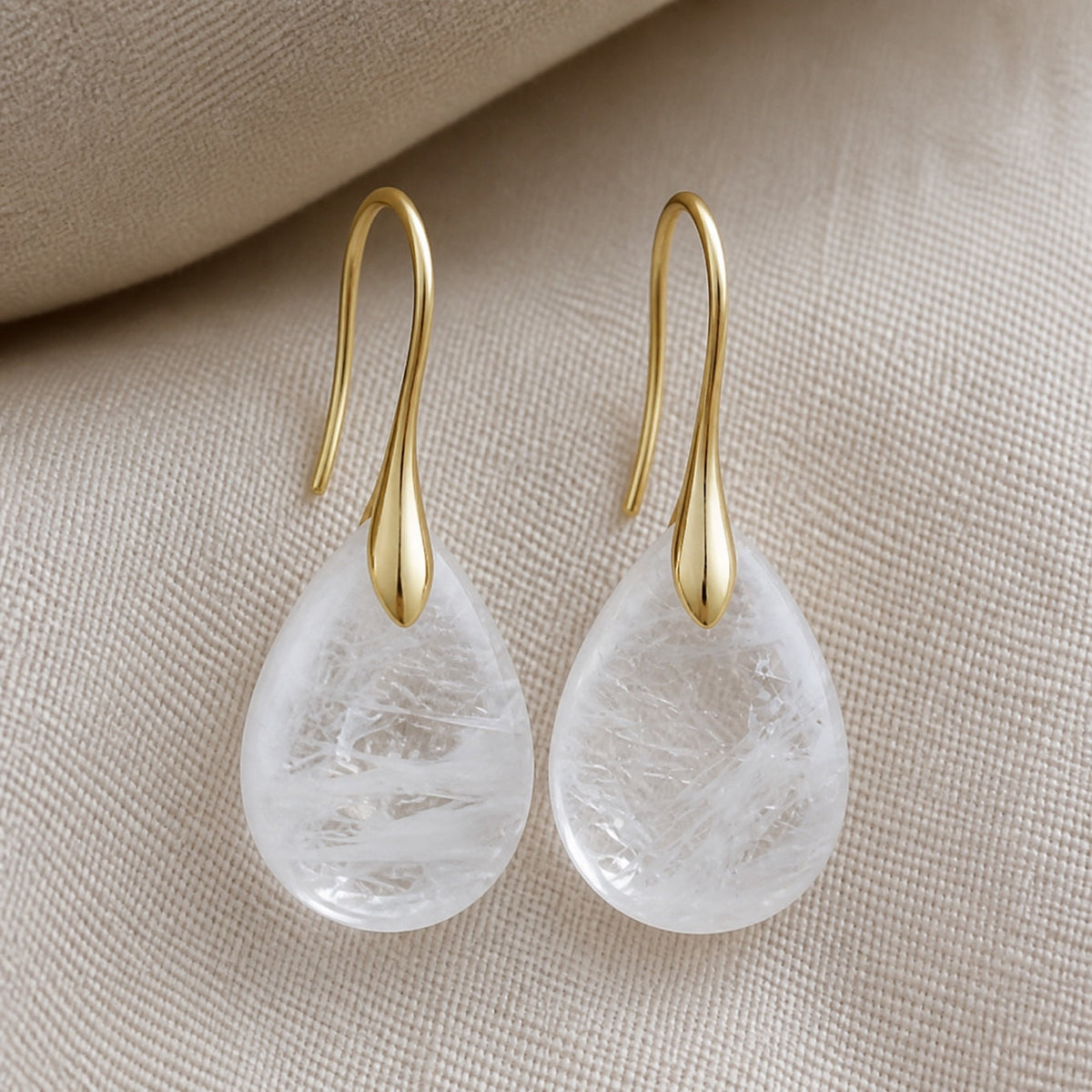 Pendientes minimalistas de cuarzo transparente en gota