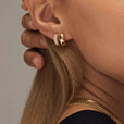 Pendientes huggie gruesos con pavé radiante – imagen 4
