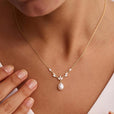 Collar colgante de perla con motivo de enredadera en forma de marquesa