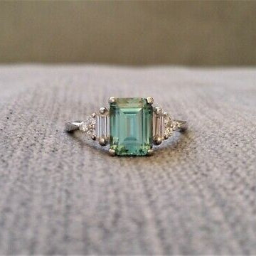 Anillo con cristal de talla esmeralda