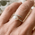 Anillo abierto envolvente de perla – imagen 2