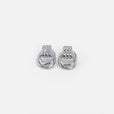 Elegantes pendientes plateados de nudo entrelazado