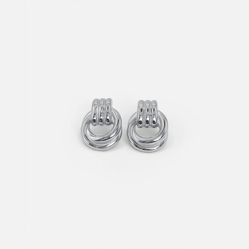 Elegantes pendientes plateados de nudo entrelazado