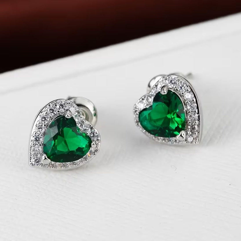 Pendientes de botón con halo de corazón esmeralda