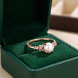 Anillo de promesa con perla y detalles de flor