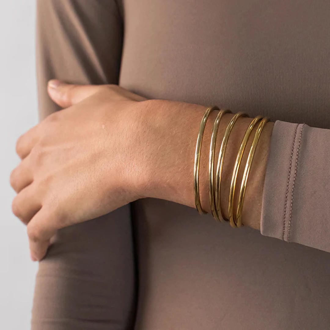 Conjunto de brazaletes dorados apilables y deslumbrantes — Carmen, Lucía & Rocío