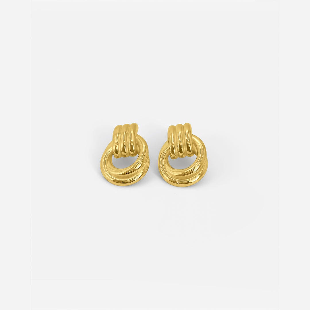 Pendientes elegantes de nudo dorado con eslabones