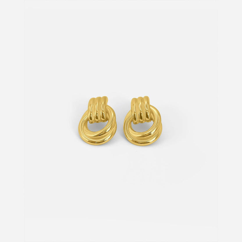 Pendientes elegantes de nudo dorado con eslabones