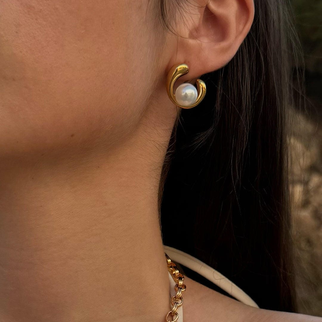 Pendientes elegantes de perla con remolino dorado – imagen 4