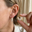 Pendientes huggie con corazón de abalorios – imagen 3