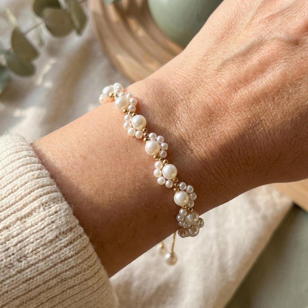Pulsera de cadena con racimos de perlas en forma de flor