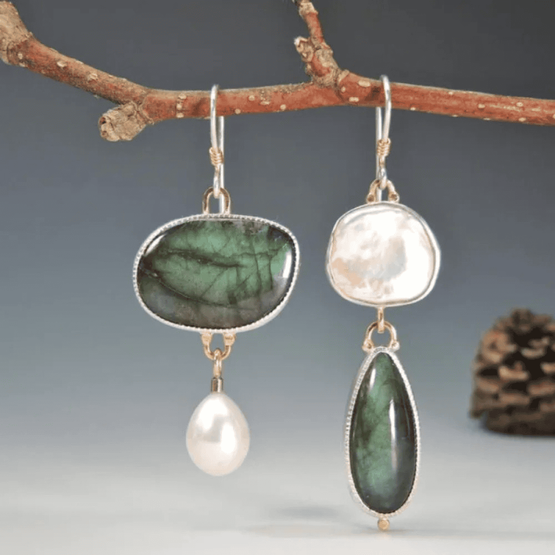 Pendientes vintage con piedras verdes y blancas
