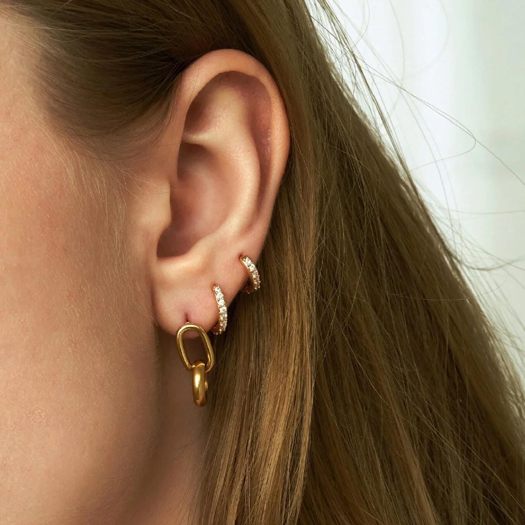 Pendientes huggie dorados elegantes – imagen 2