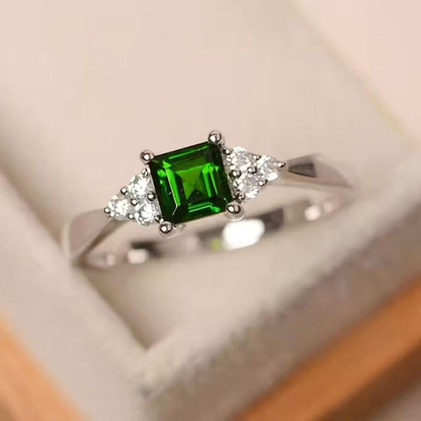 Anillo solitario Verde Esmeralda