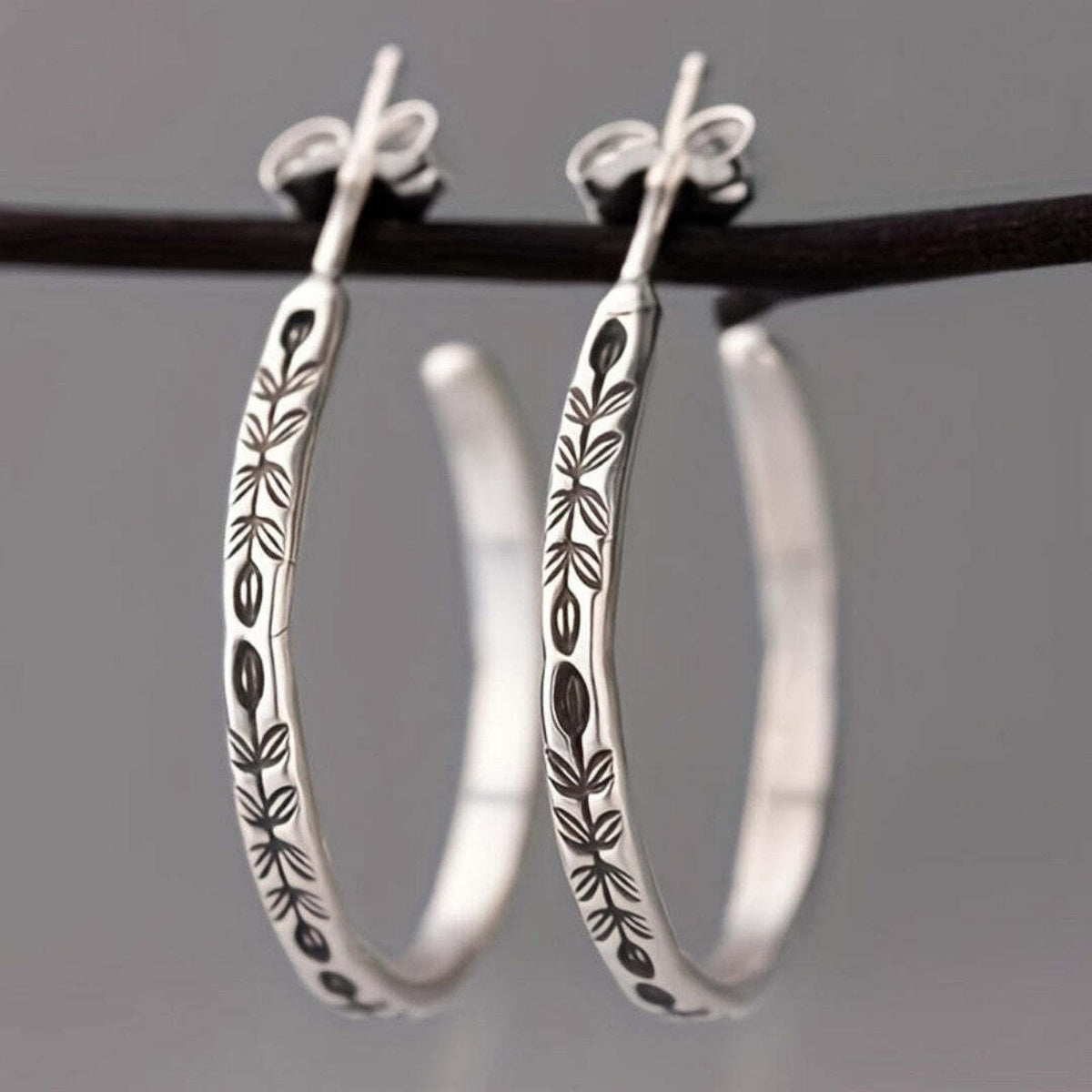 Pendientes de aro plateados elegantes