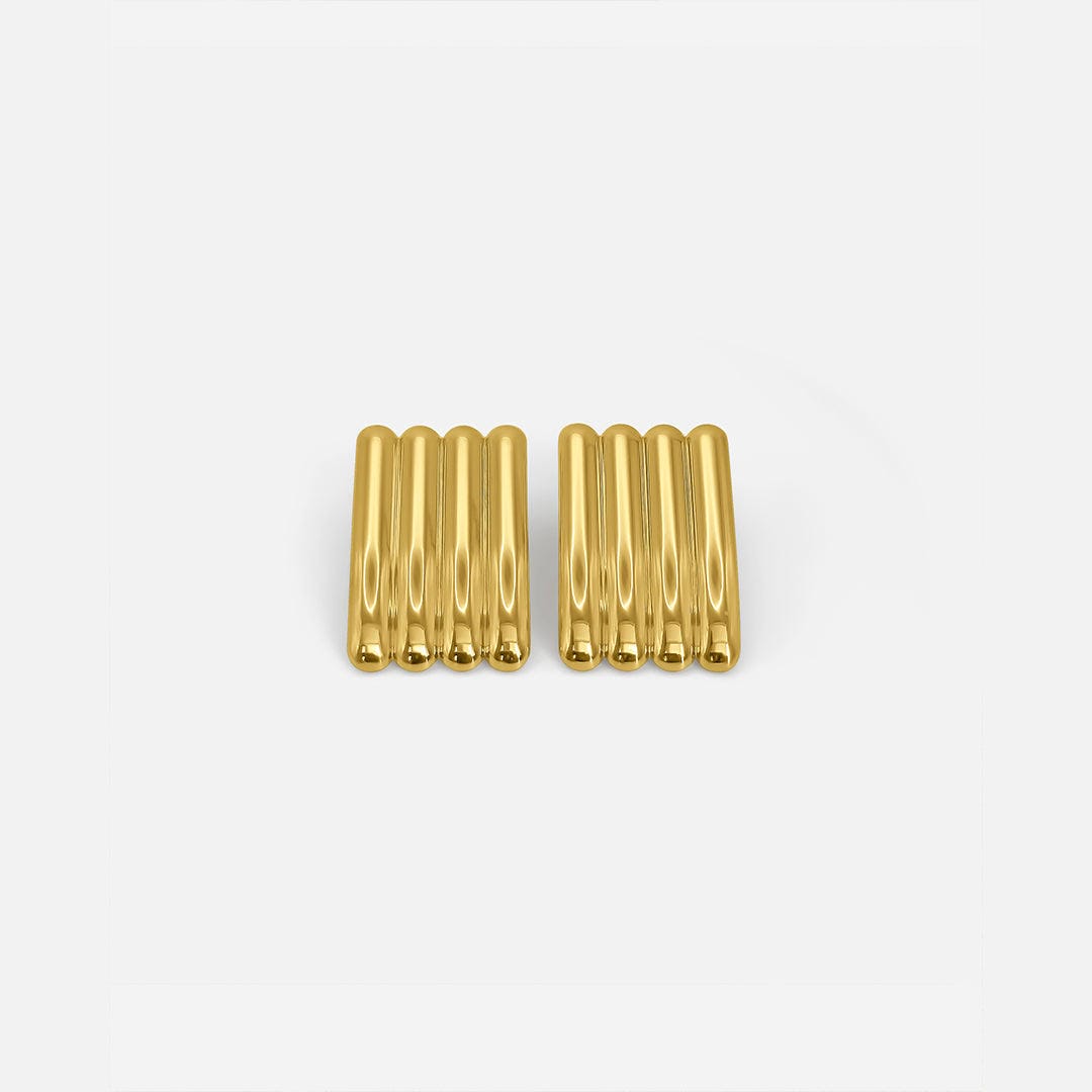 Pendientes largos dorados acanalados y artísticos