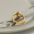 Anillo floral radiante con cristales – imagen 2