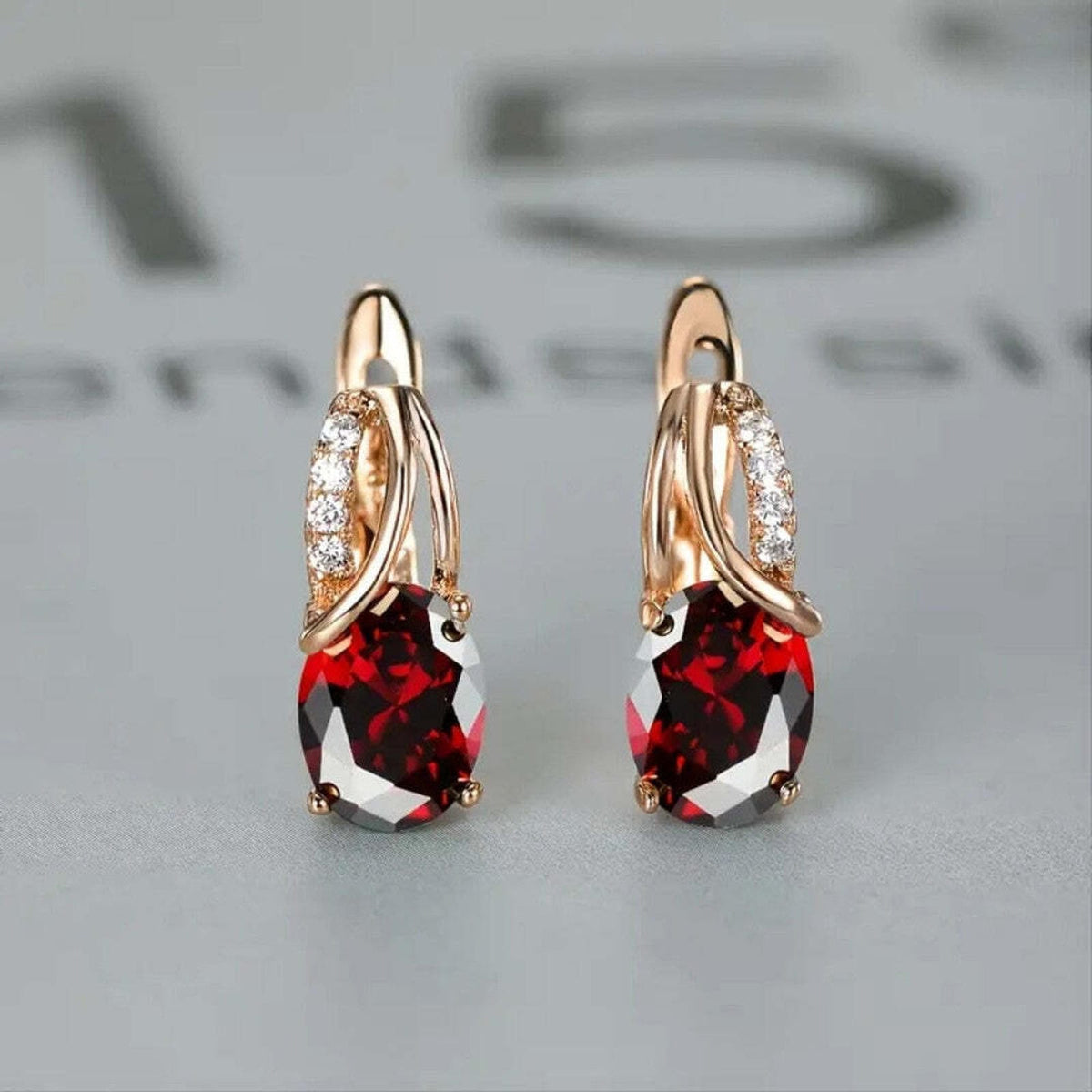 Pendientes Veressa de rubí y rosa dorada