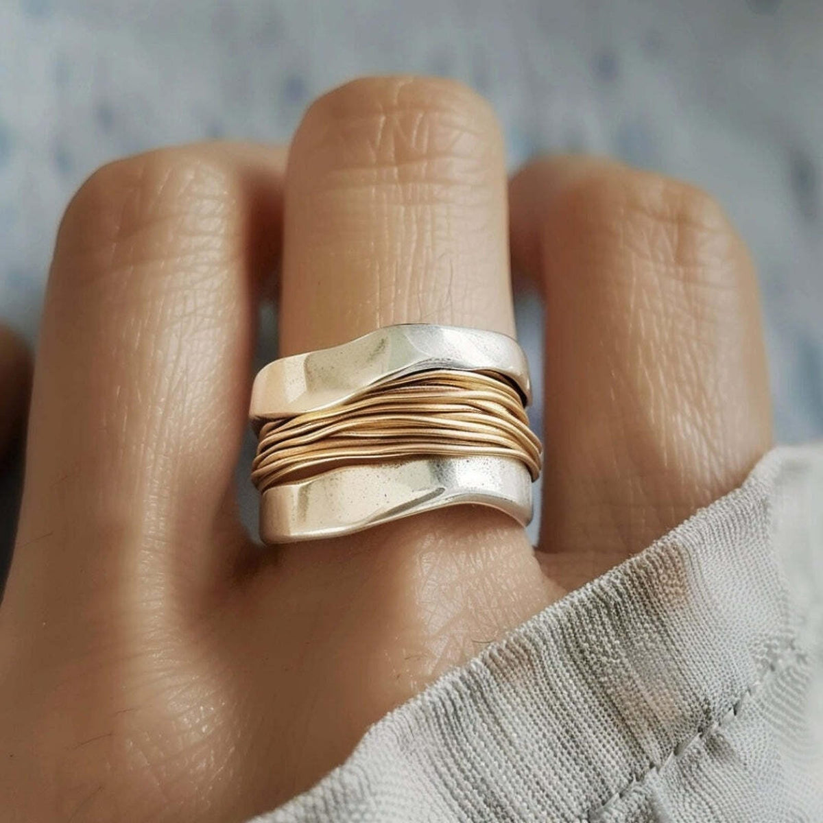 Anillo plateado con hilos dorados