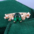 Anillo de promesa de esmeralda con motivo de hojas