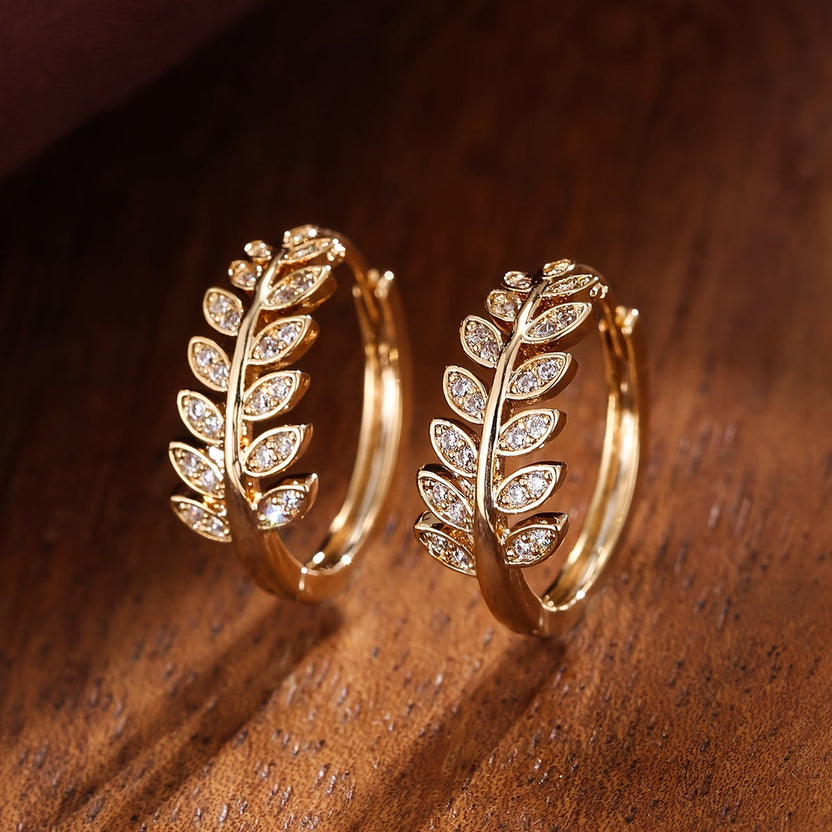 Pendientes de moda con hoja de circonita incrustada