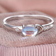 Anillo de plata 19k con piedra lunar y media luna