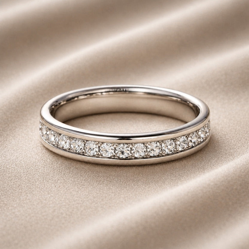 Anillo de oro blanco con circonitas brillantes