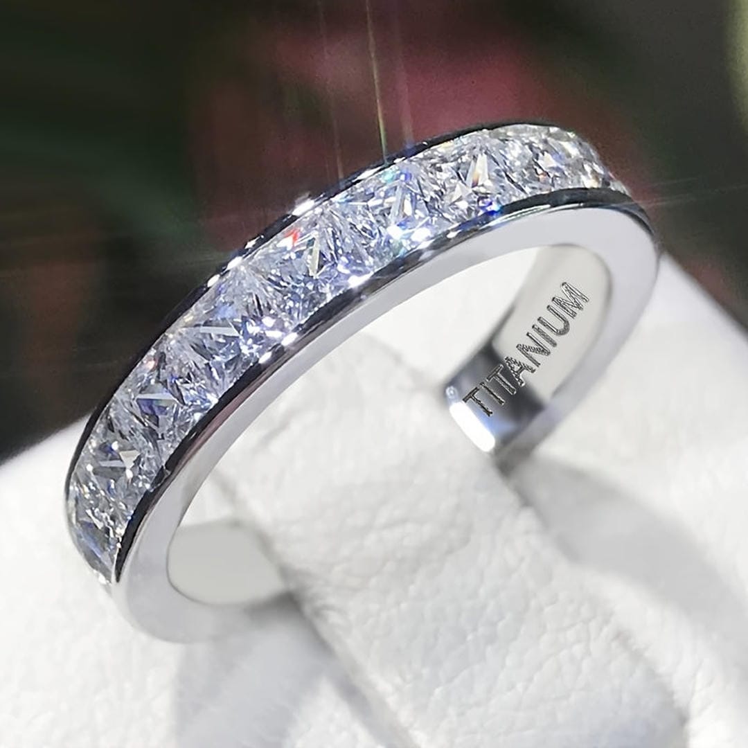 Anillo Eternidad de titanio con piedras talla princesa — Carmen, Lucía & Rocío
