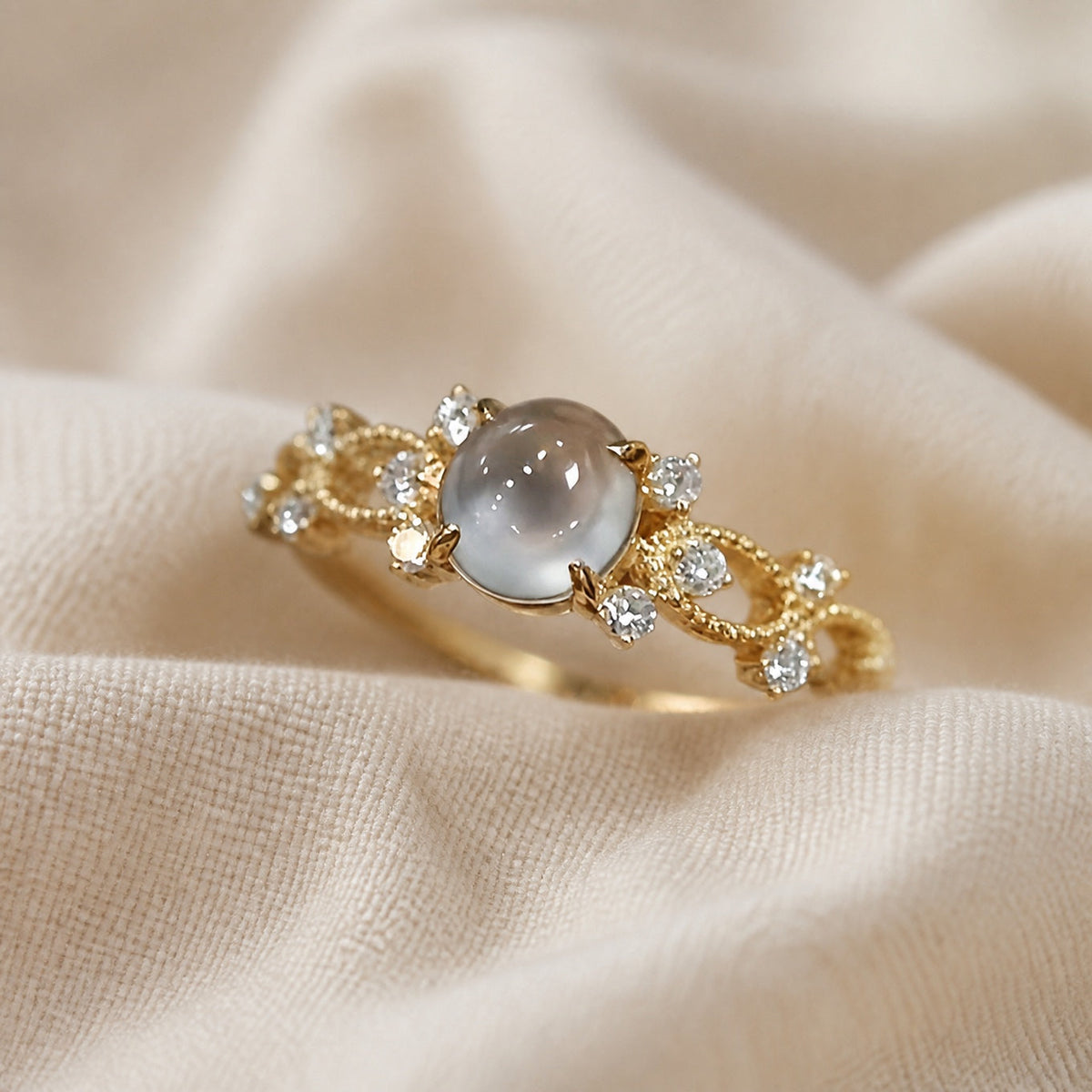 Anillo elegante de piedra de luna dorada