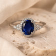 Anillo ovalado de zafiro Majestad de medianoche