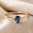 Anillo minimalista de zafiro real talla pera