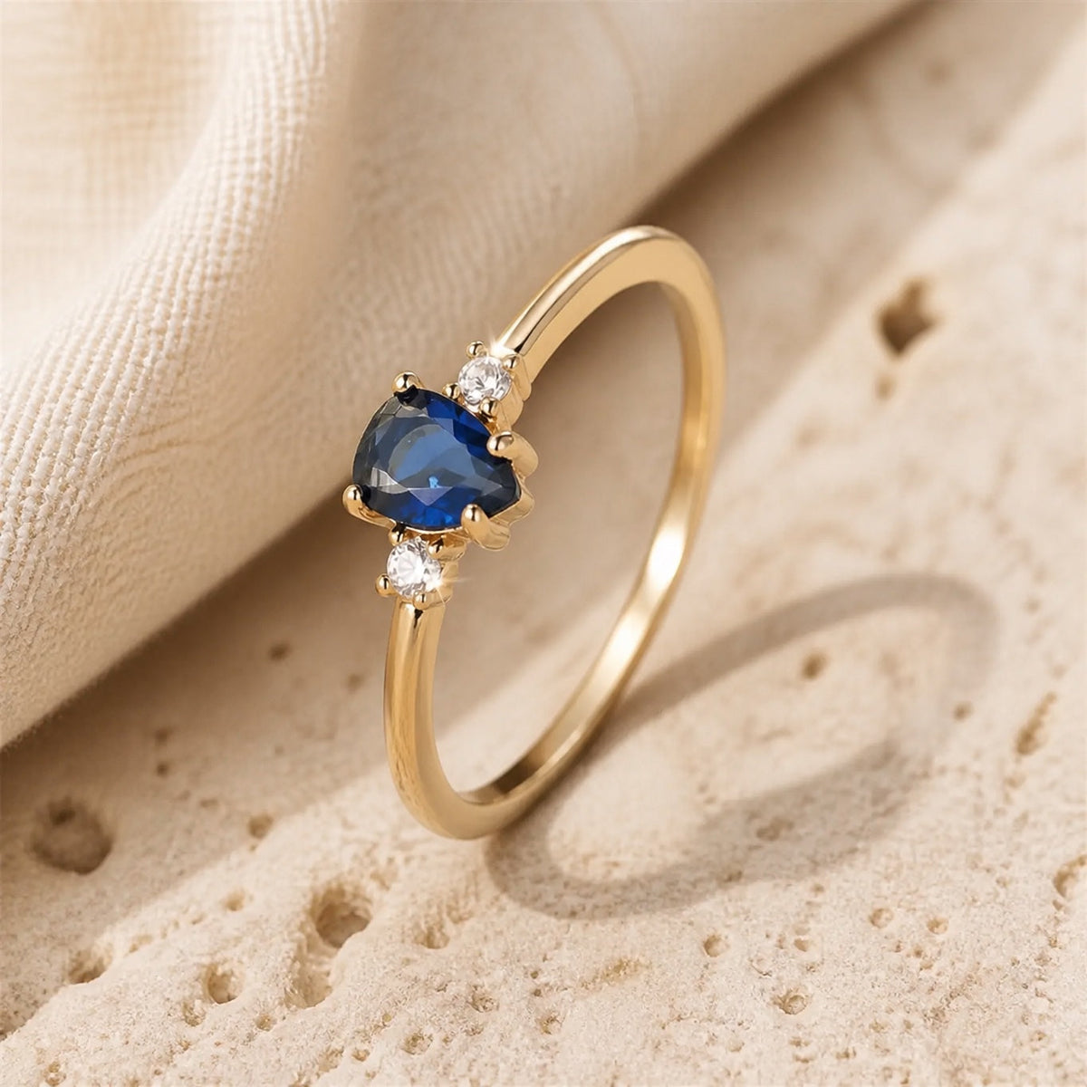 Anillo minimalista de zafiro real talla pera – imagen 2