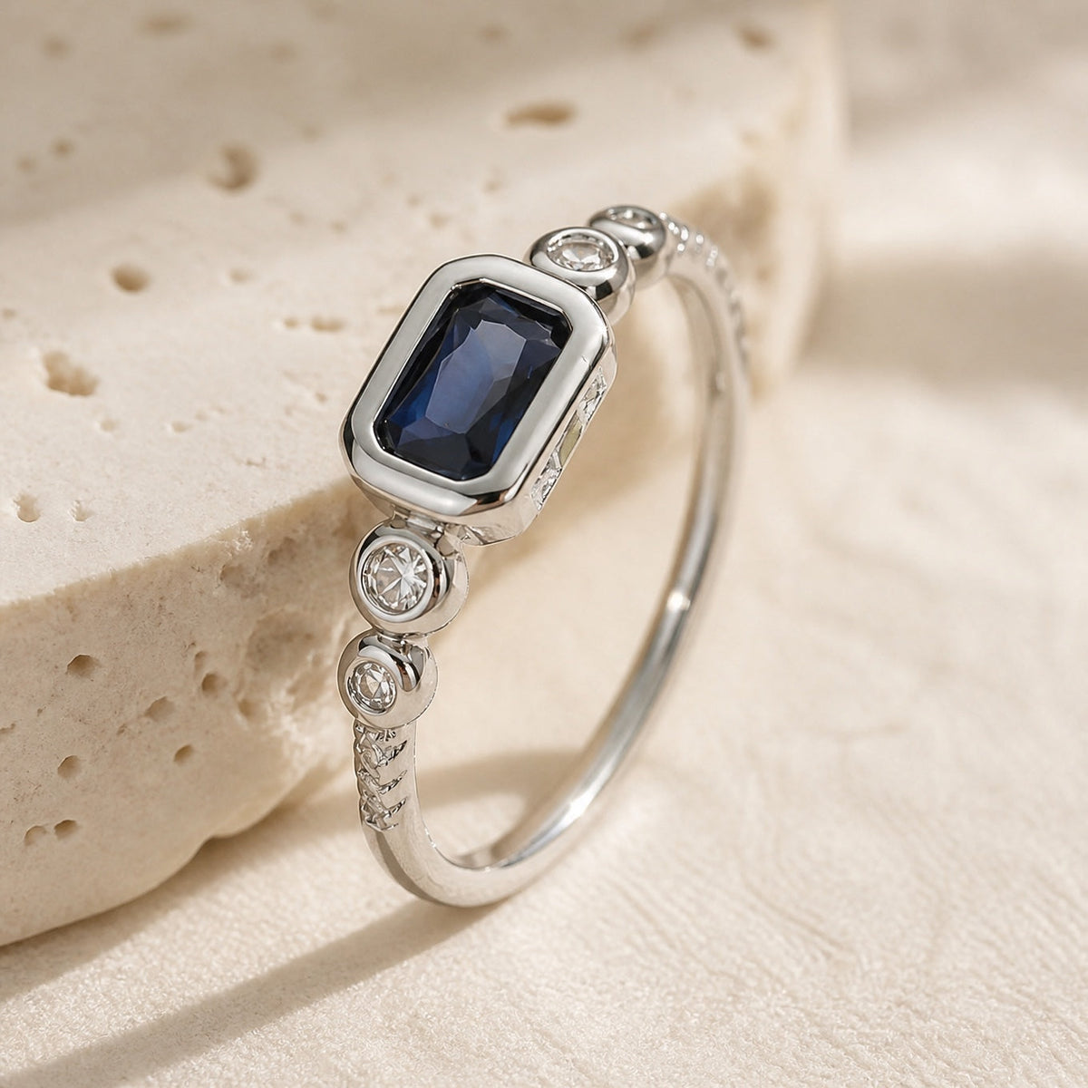Anillo de oro blanco con zafiro Windsor