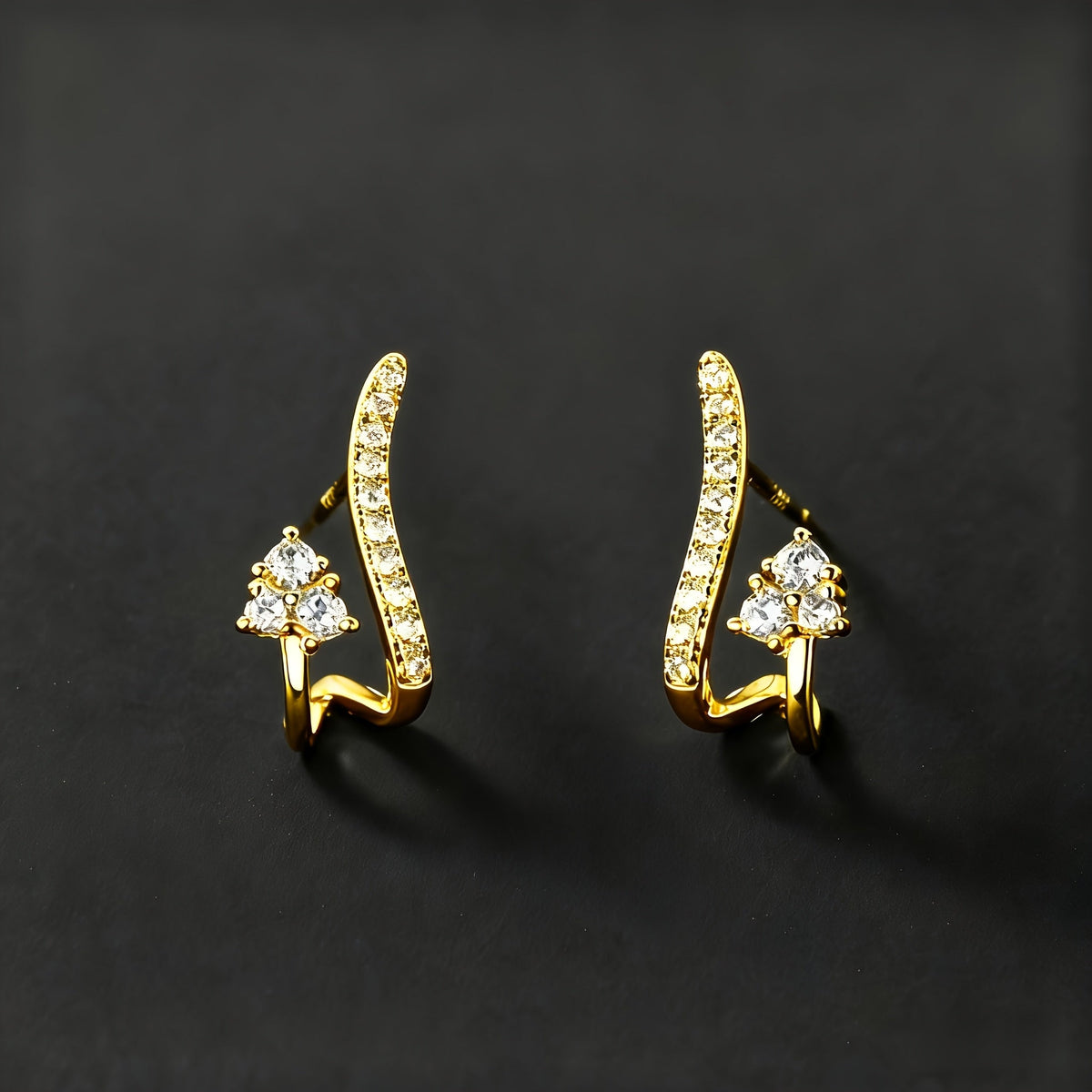Pendientes elegantes curvados de circonita
