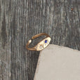 Anillo dorado minimalista plano y ovalado con resina