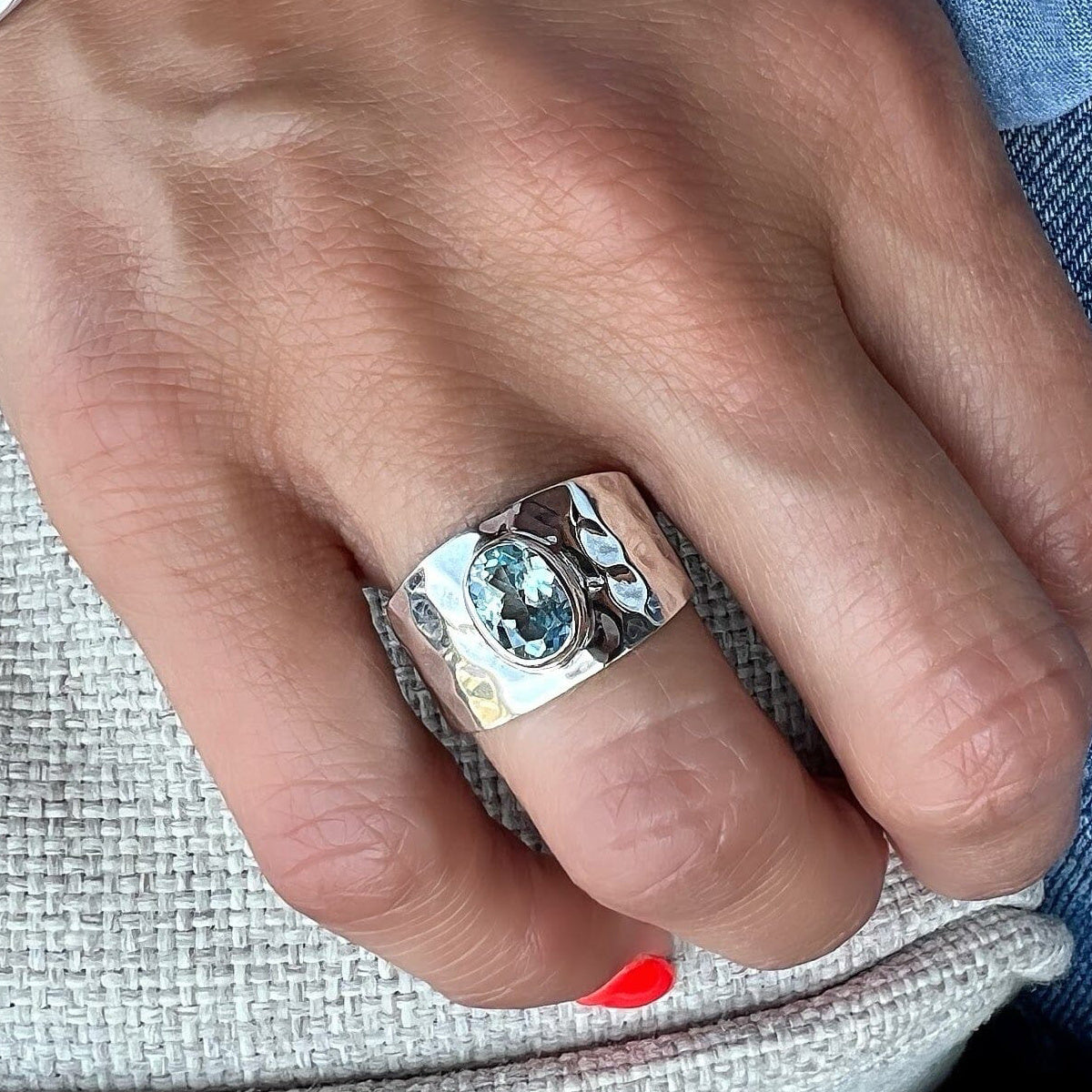 Anillo martillado de circonita azul – imagen 2