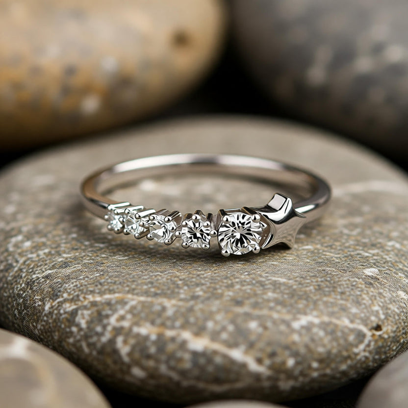 Anillo clásico de circonita en forma de estrella