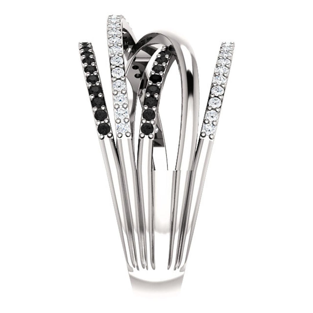 Anillo de diseño llamativo cruzado en blanco y negro — Carmen, Lucía & Rocío