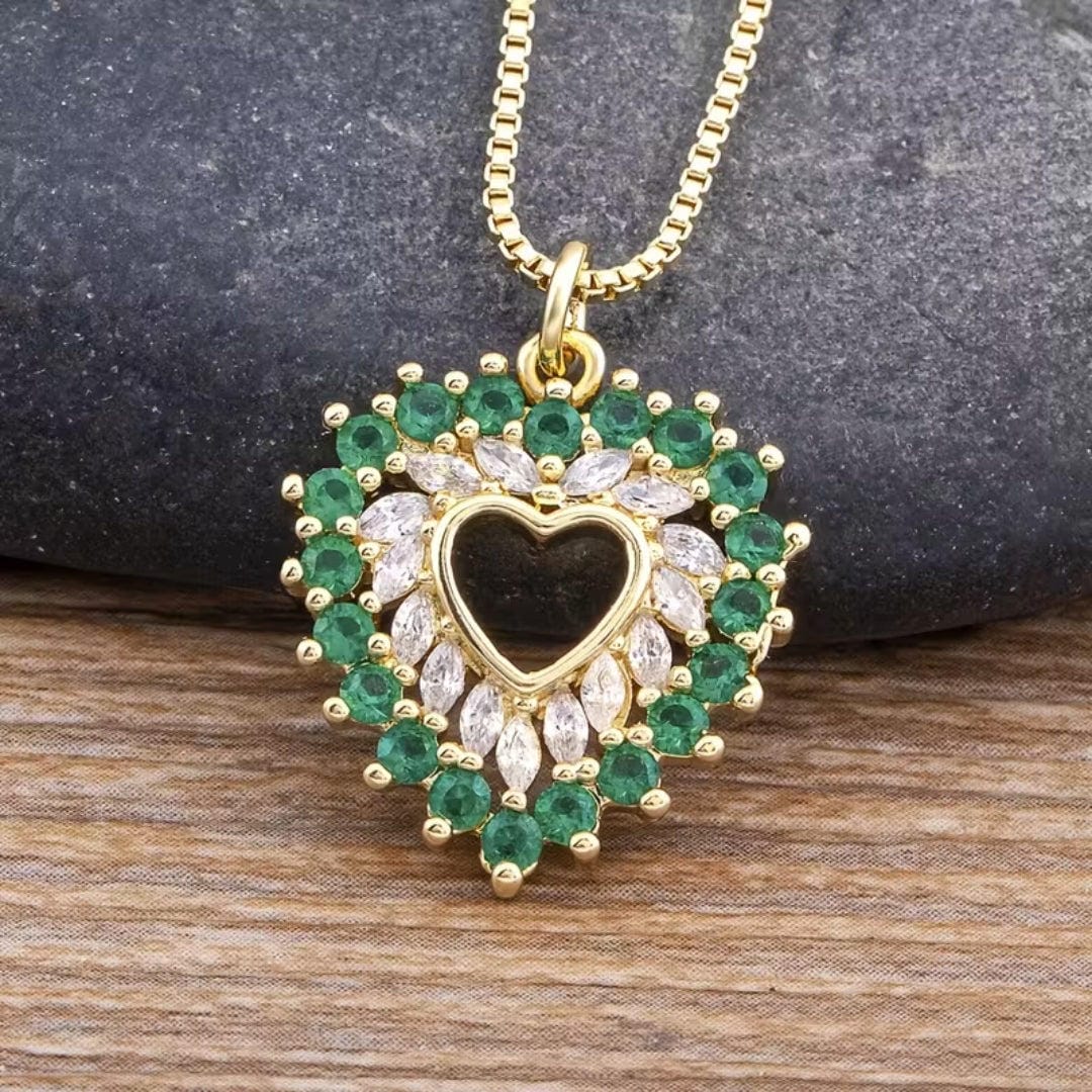 Collar con halo de corazón de esmeralda
