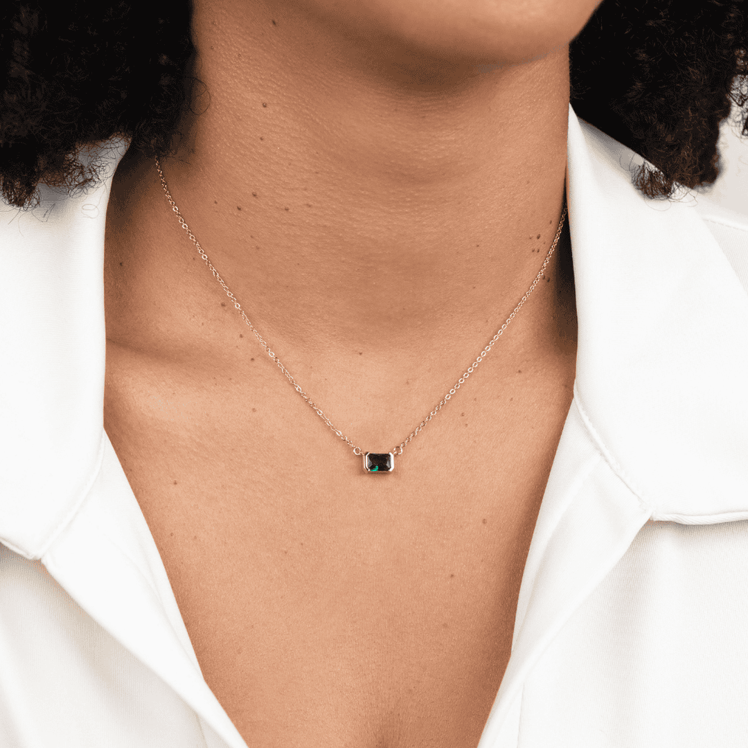 Collar dorado con esmeralda verde – imagen 2