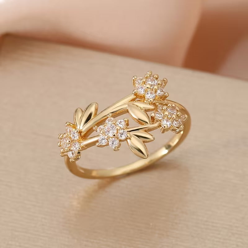 Anillo floral atemporal de circonita