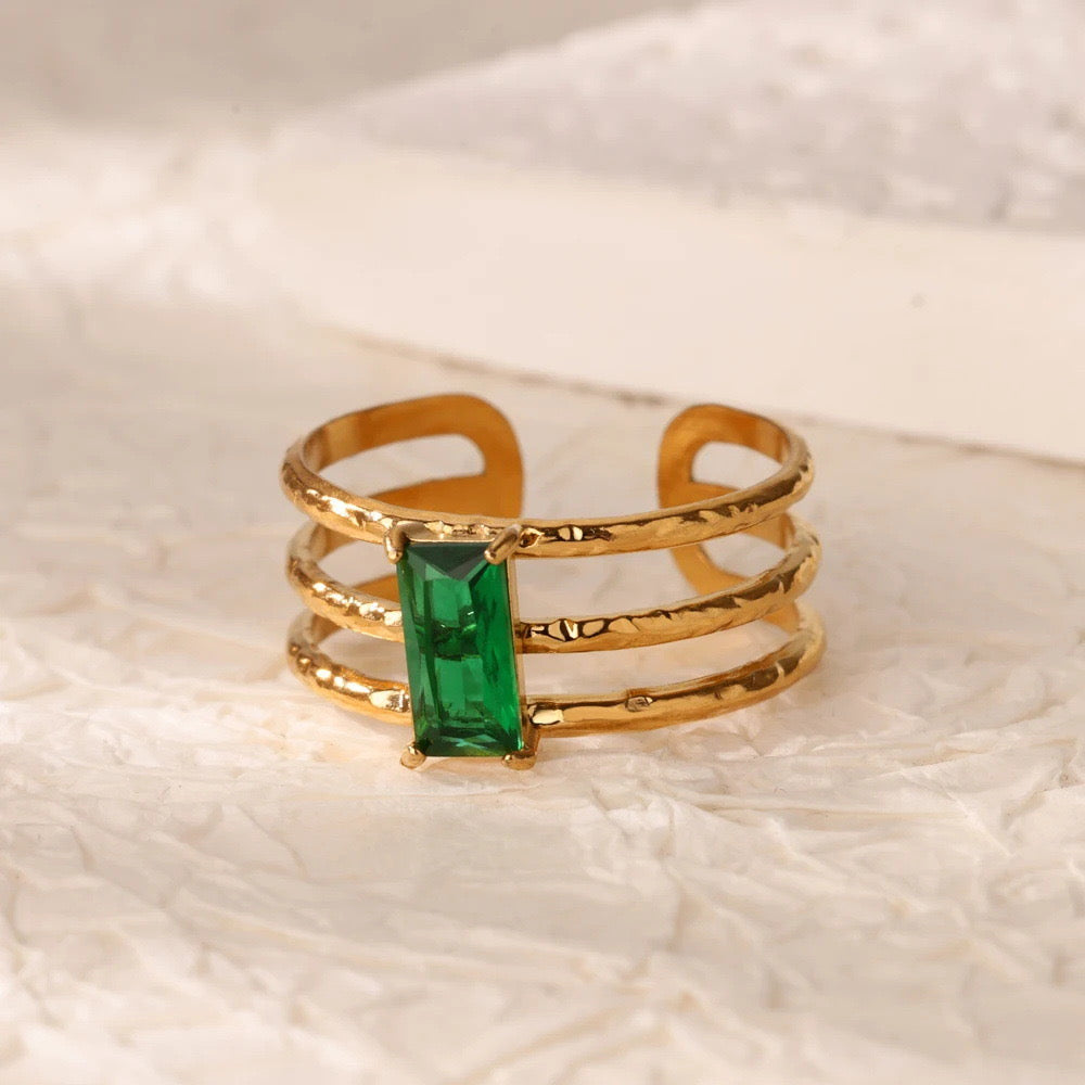 Anillo de banda vanguardista esmeralda
