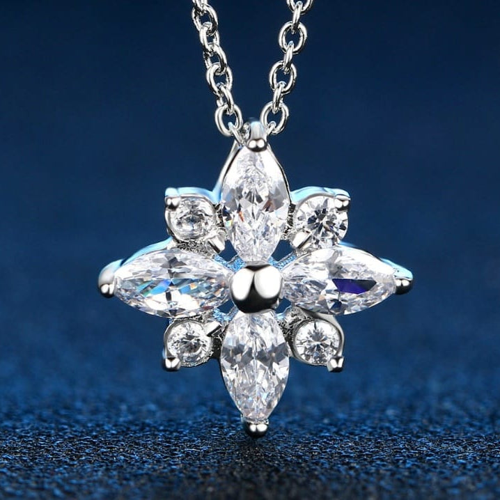 Collar con colgante de flor de circonio